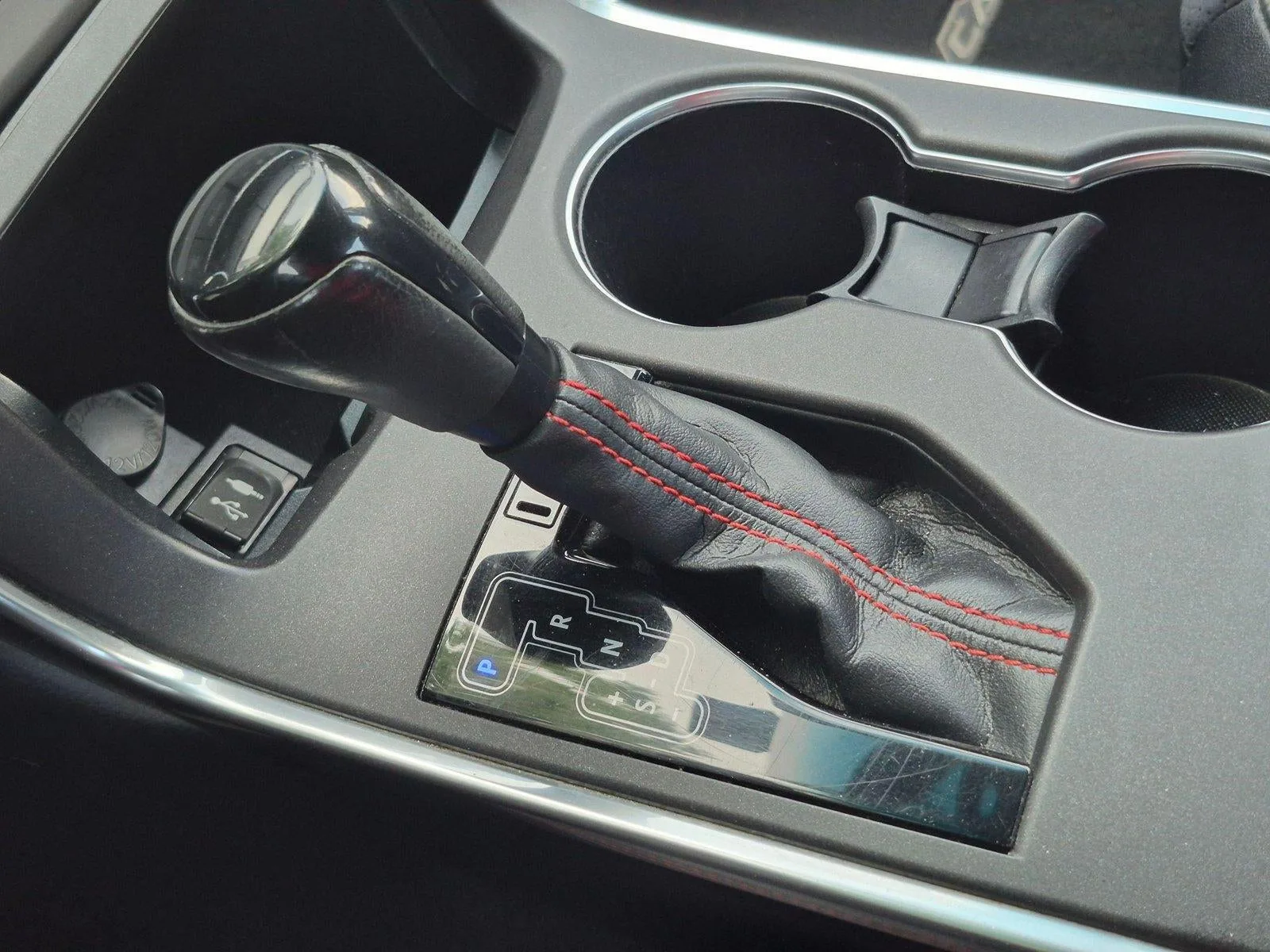2016 Toyota Camry XSE photo 12