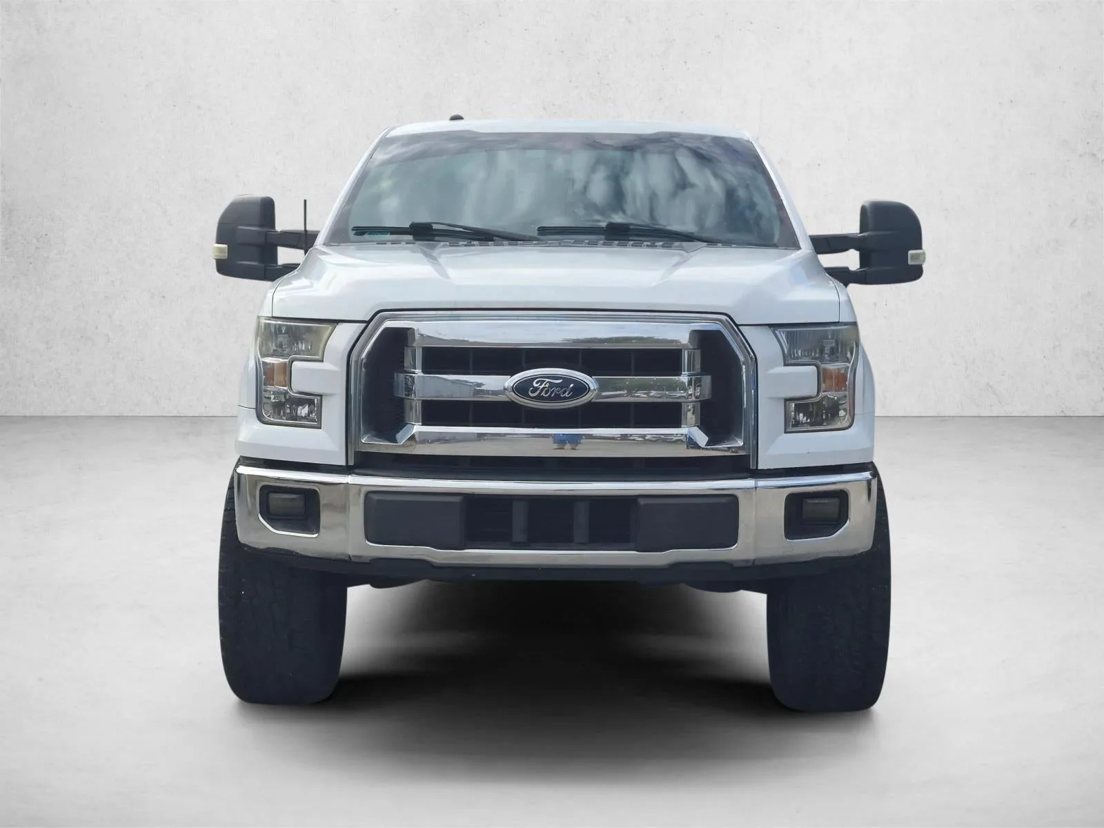 2016 Ford F-150 2WD SuperCrew 5-1/2 Ft Box XLT photo 2