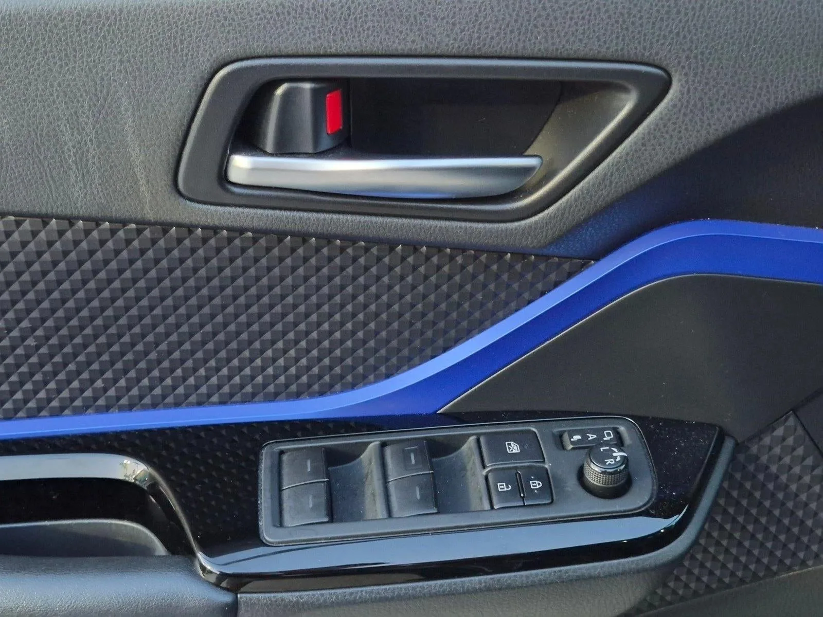 2021 Toyota C-HR XLE FWD (Natl) photo 9