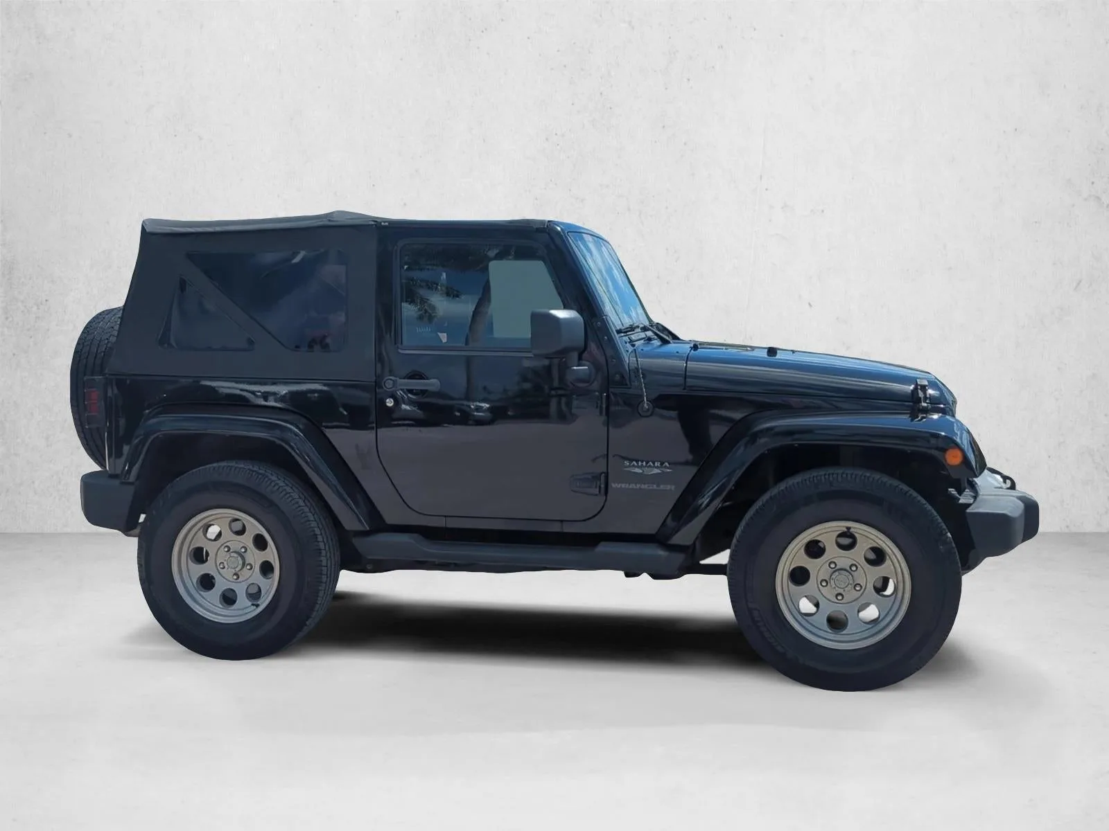 2013 Jeep Wrangler 4WD 2dr Sahara photo 4