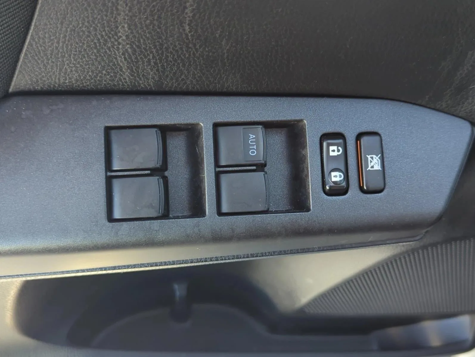 2018 Toyota RAV4 LE FWD (GS) photo 9
