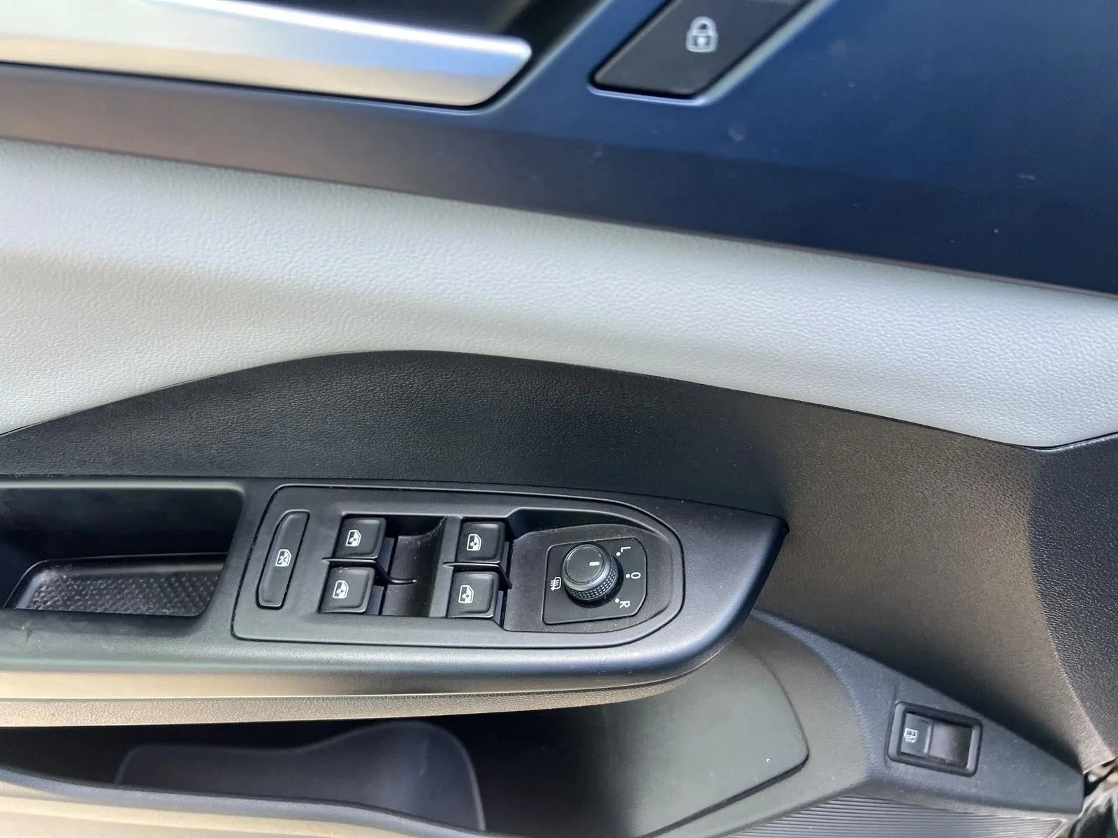 2022 Volkswagen Taos SE FWD photo 12