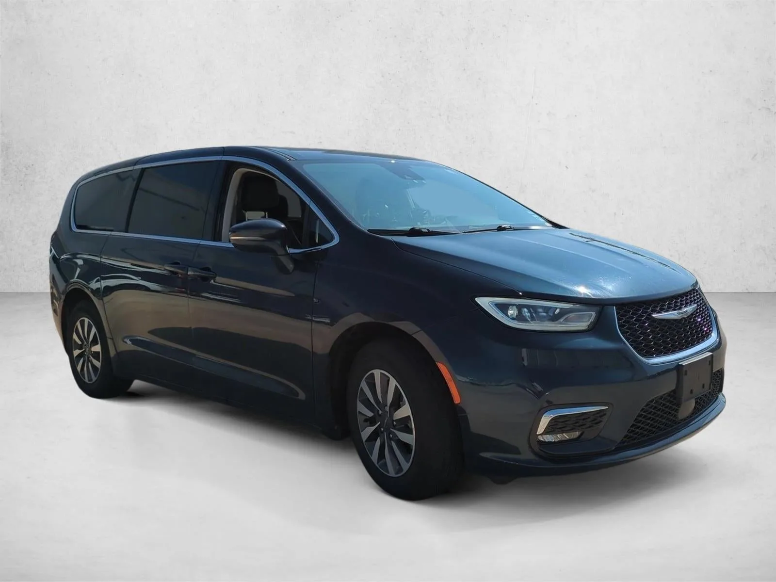 2022 Chrysler Pacifica Hybrid Touring L FWD photo 3