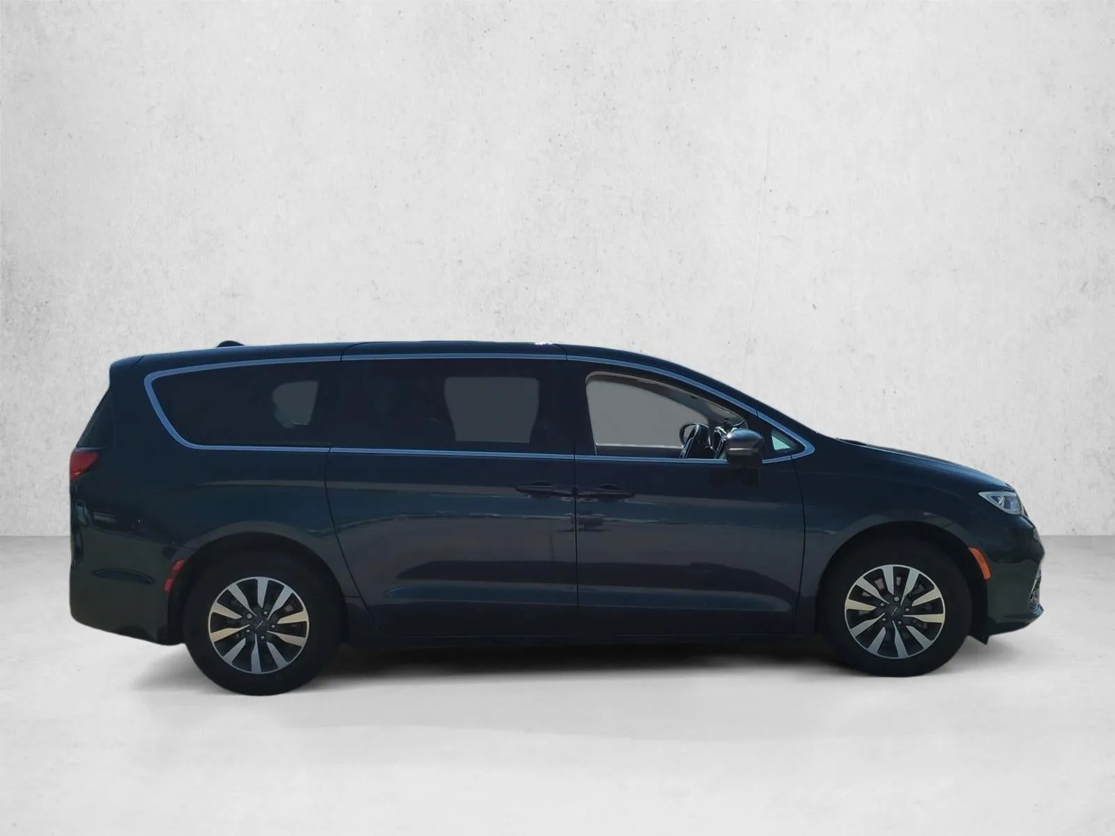 2022 Chrysler Pacifica Hybrid Touring L FWD photo 4