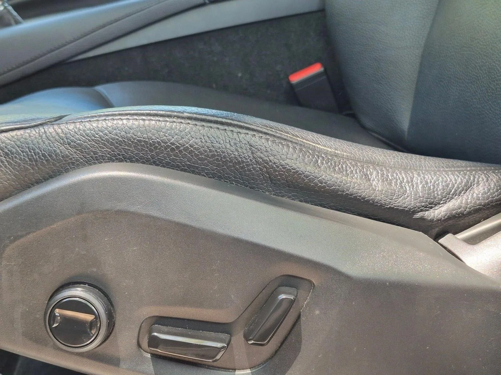 2020 Volvo XC90 T5 FWD Momentum 7 Passenger photo 4