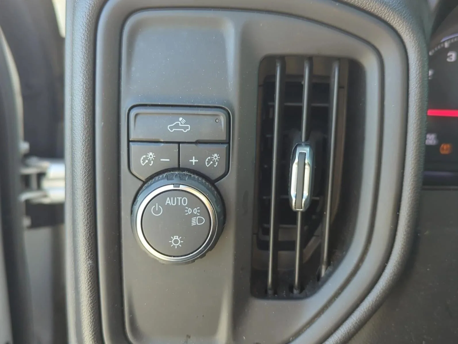 2019 Chevrolet Silverado 1500 Crew Cab Short Box 2-Wheel Drive Custom photo 8