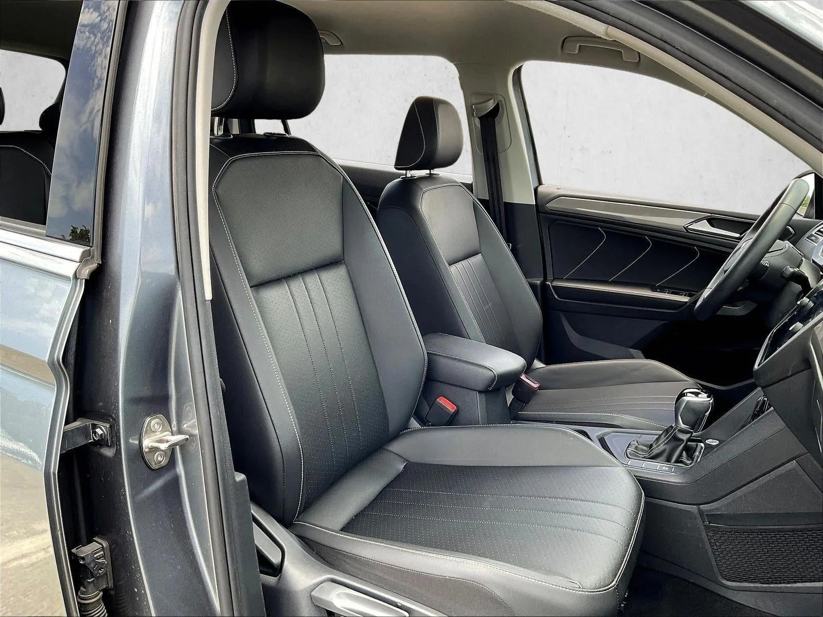 2023 Volkswagen Tiguan 2.0T SE FWD photo 9