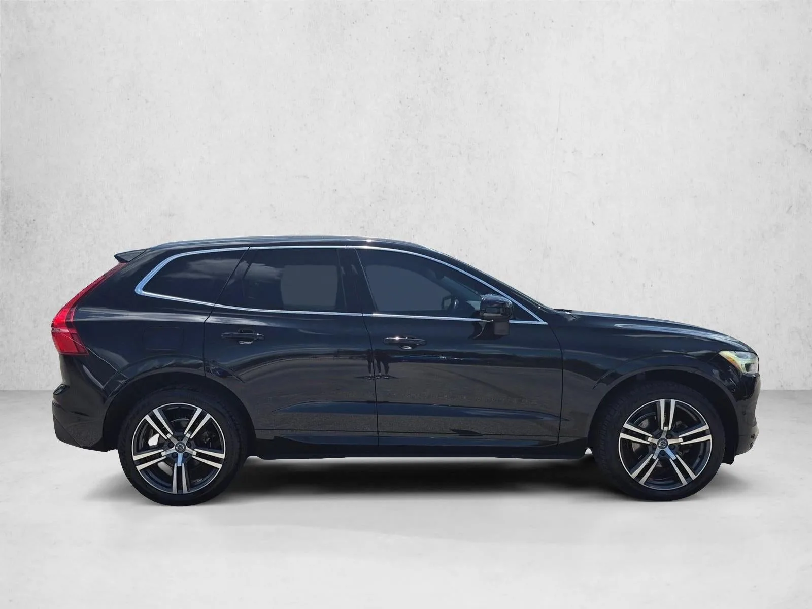 2019 Volvo XC60 T5 FWD Momentum photo 4