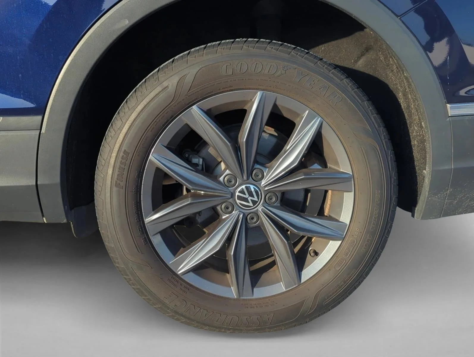 2022 Volkswagen Tiguan 2.0T SE FWD photo 6