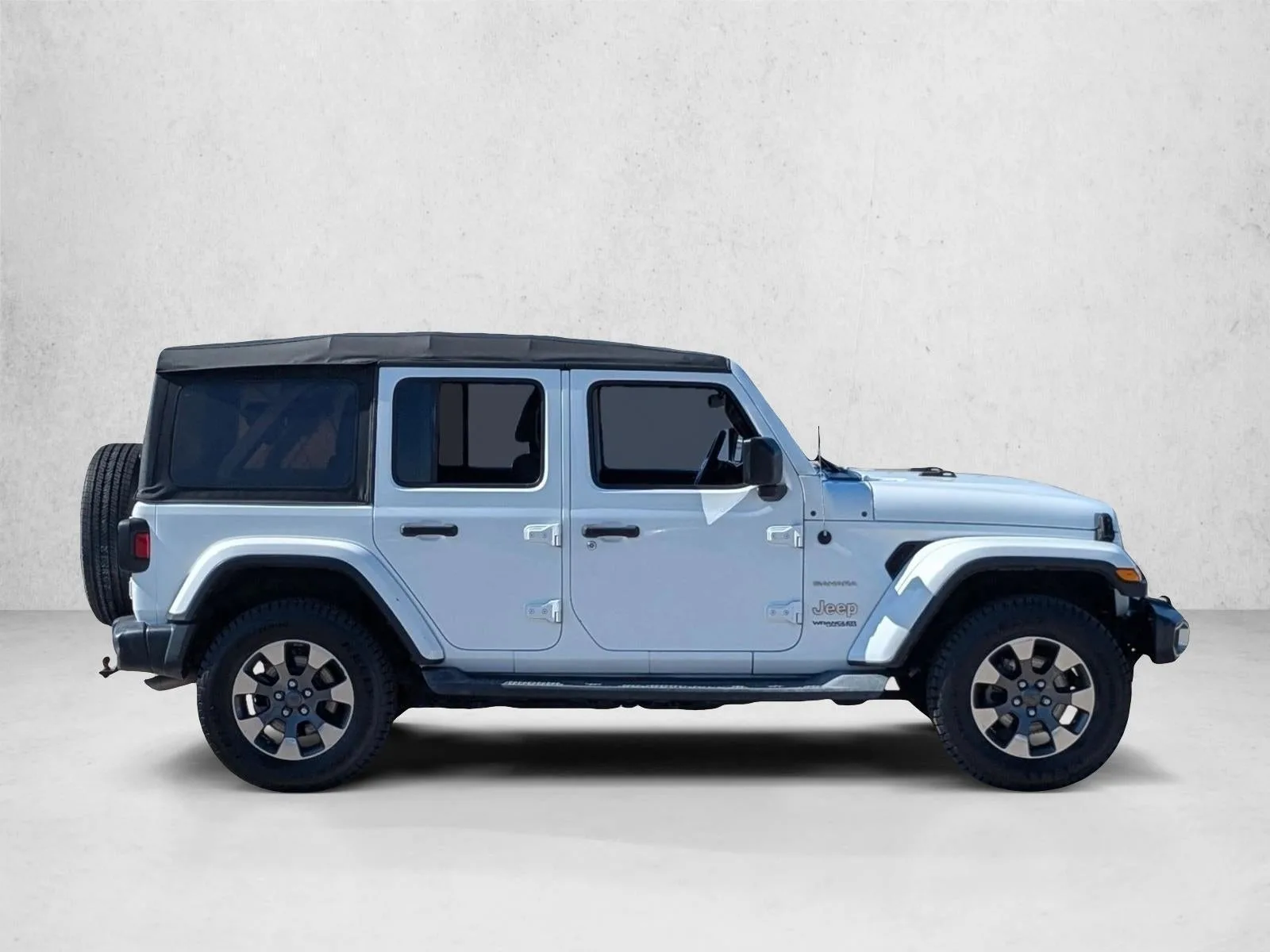 2018 Jeep Wrangler Unlimited Sahara 4x4 photo 4
