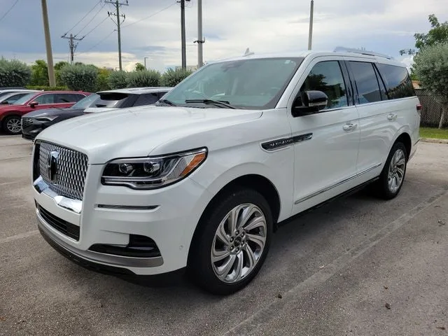 2024 Lincoln Navigator Premiere photo 2