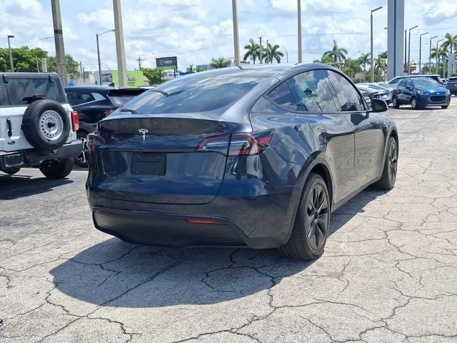 2025 Tesla Model Y Long Range photo 4