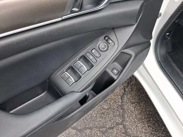 2018 Honda Accord LX photo 14