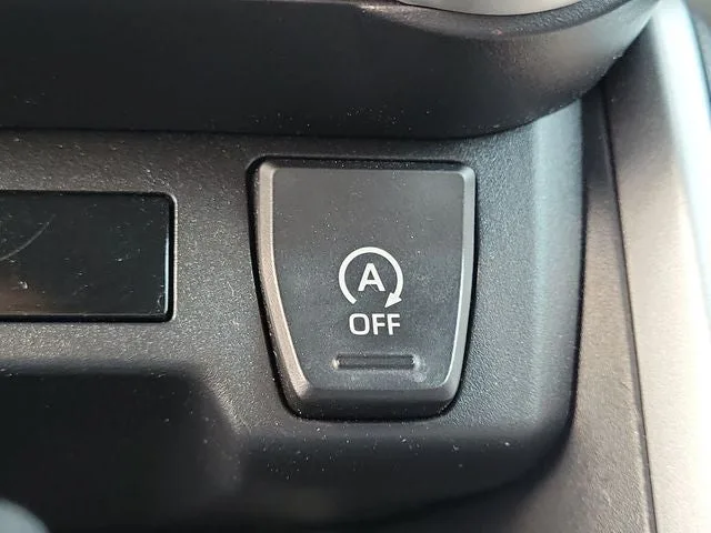 2020 Toyota RAV4 XLE photo 26