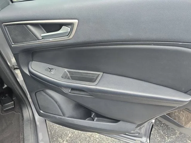 2022 Ford Edge SEL photo 9