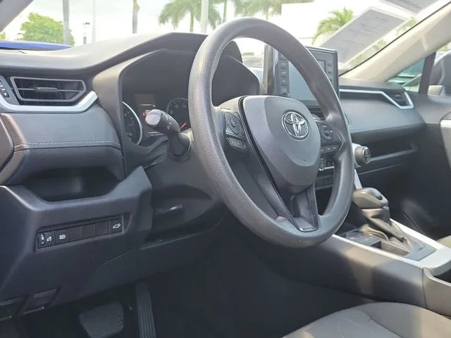 2022 Toyota RAV4 XLE photo 8