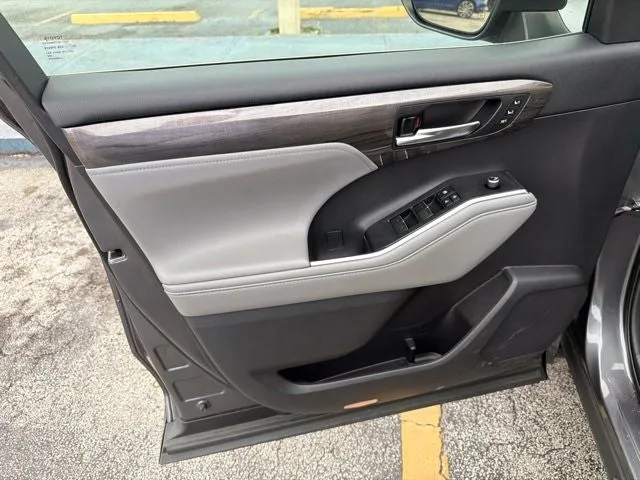 2021 Toyota Highlander Limited photo 10