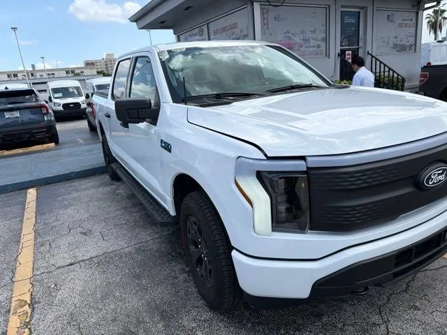 2025 Ford F-150 Lightning XLT photo 3