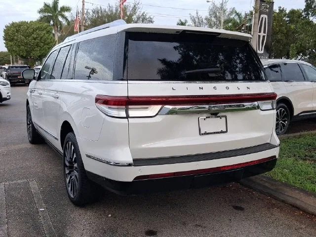 2023 Lincoln Navigator L Black Label photo 3