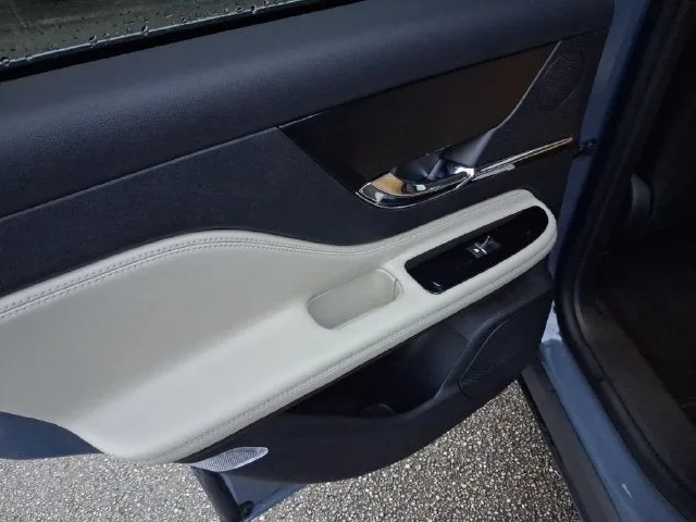 2025 Lincoln Corsair Premiere photo 9