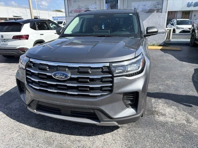 2025 Ford Explorer Active photo 2