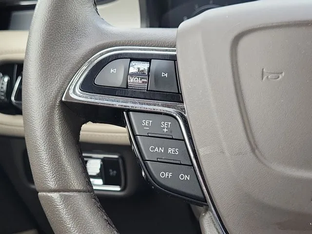 2023 Lincoln Nautilus Standard photo 21