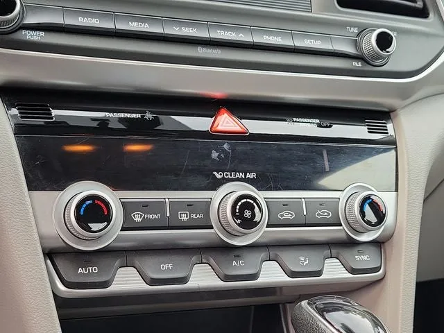 2020 Hyundai Elantra SE photo 23
