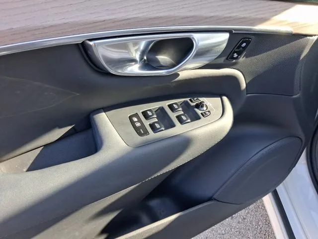 2026 Volvo XC90 B5 Plus photo 15