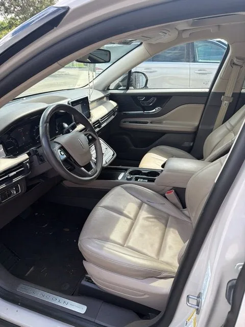 2022 Lincoln Corsair Standard photo 2