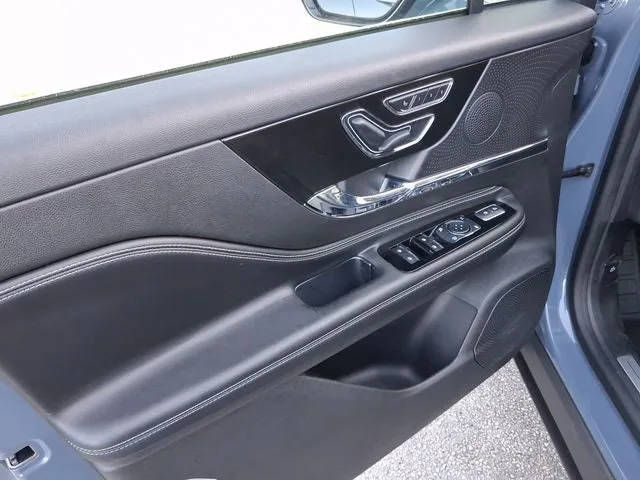2023 Lincoln Corsair Standard photo 13