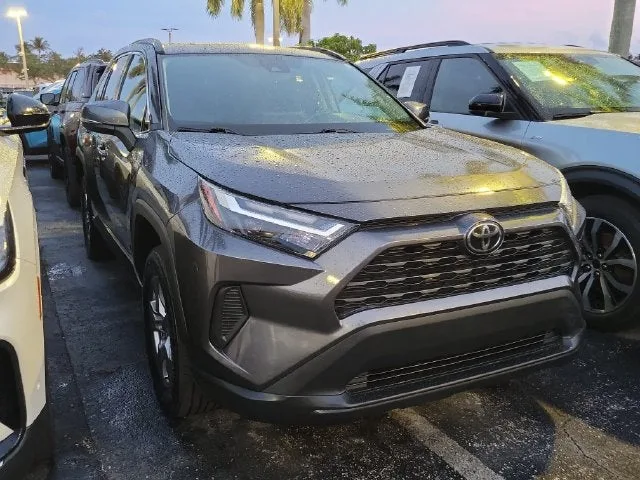 2022 Toyota RAV4 XLE photo 2