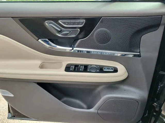 2024 Lincoln Corsair Premiere photo 13