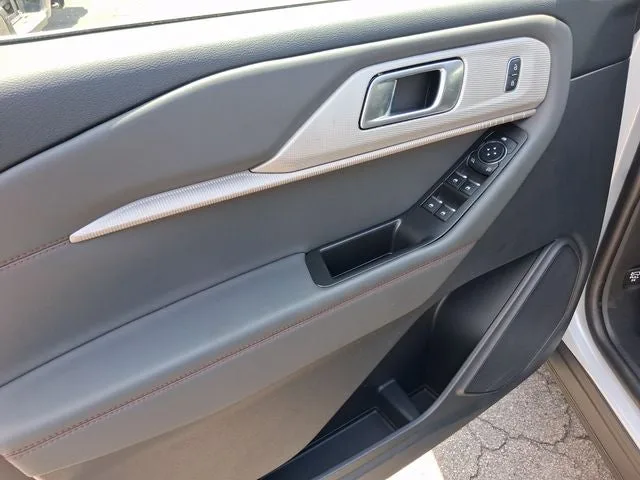2025 Ford Explorer Active photo 13
