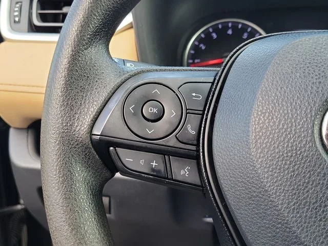 2021 Toyota RAV4 LE photo 21