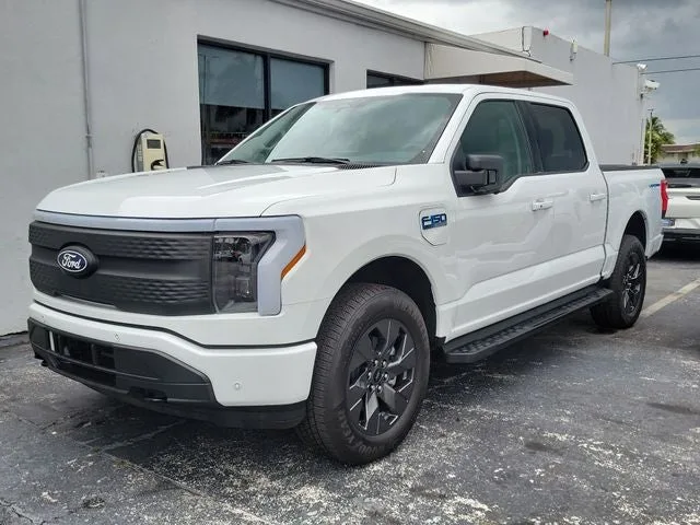 2025 Ford F-150 Lightning Flash photo 31