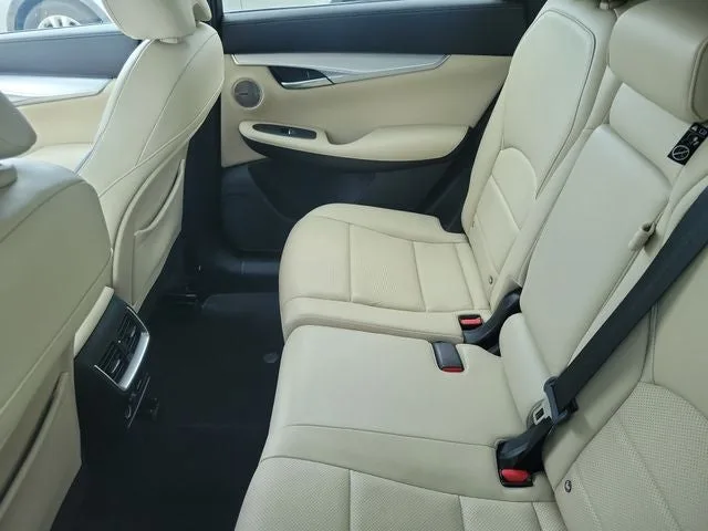 2019 INFINITI QX50 ESSENTIAL photo 11