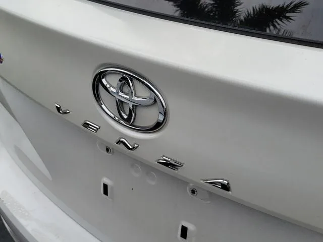 2014 Toyota Venza LE photo 2