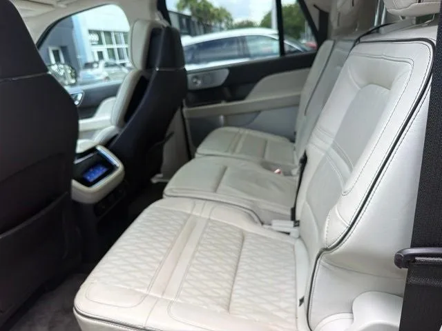 2022 Lincoln Navigator L Black Label photo 3