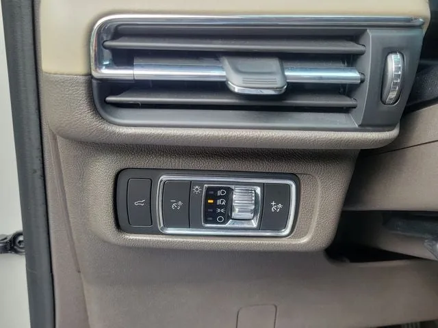 2022 Lincoln Corsair Standard photo 13