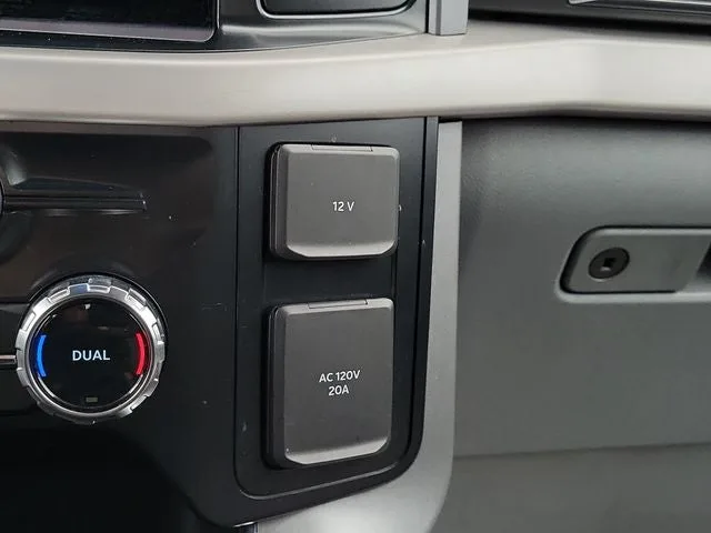 2023 Ford F-150 Lightning XLT photo 29