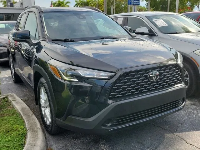 2022 Toyota Corolla Cross LE photo 2