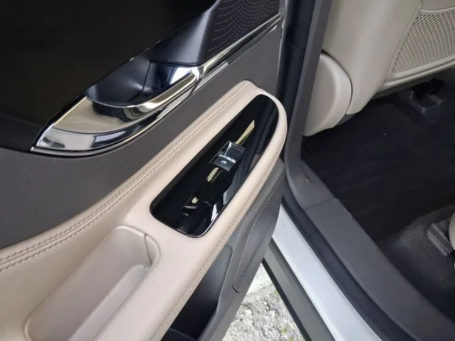 2024 Lincoln Corsair Premiere photo 8