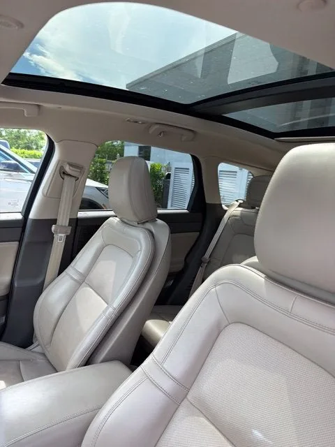 2022 Lincoln Corsair Standard photo 3