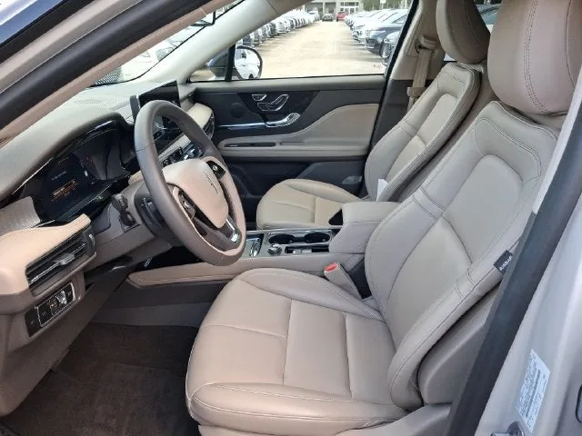 2023 Lincoln Corsair Standard photo 11