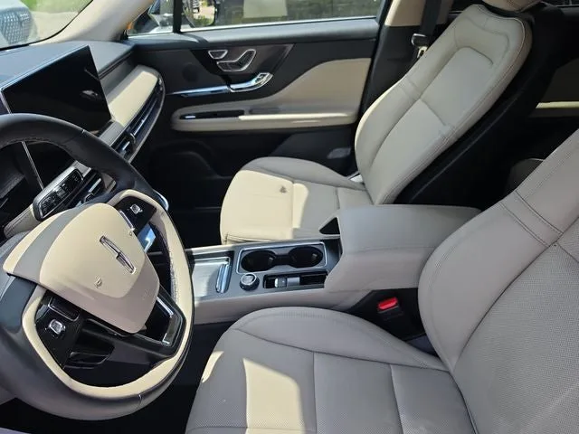 2025 Lincoln Corsair Premiere photo 19
