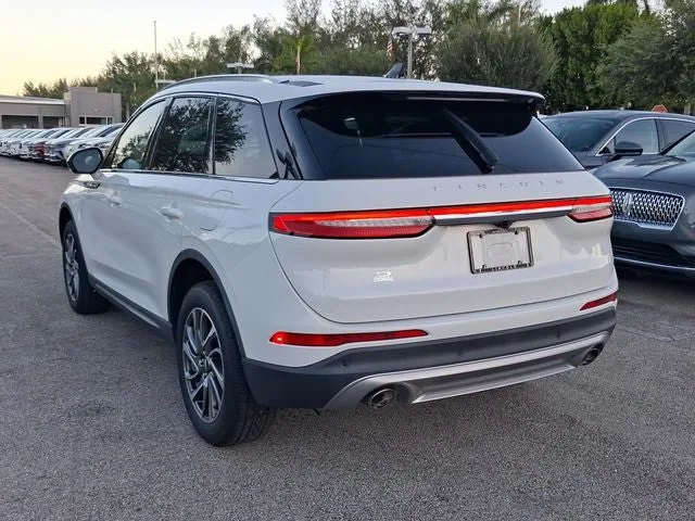 2022 Lincoln Corsair Standard photo 3