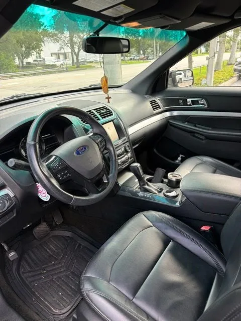 2016 Ford Explorer XLT photo 2
