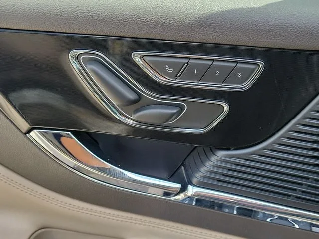 2022 Lincoln Corsair Standard photo 14