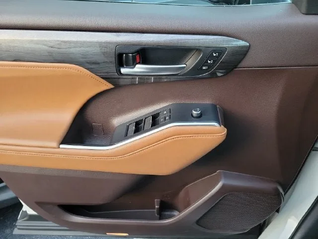 2021 Toyota Highlander Platinum photo 16