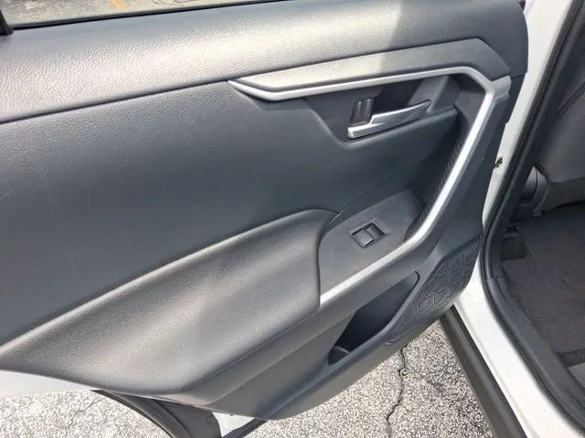 2019 Toyota RAV4 XLE photo 9